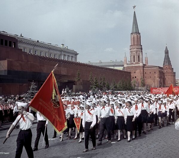 1963年少先隊員們在莫斯科紅場慶祝蘇聯少年先鋒隊41週年的慶典閱兵式上 - 俄羅斯衛星通訊社