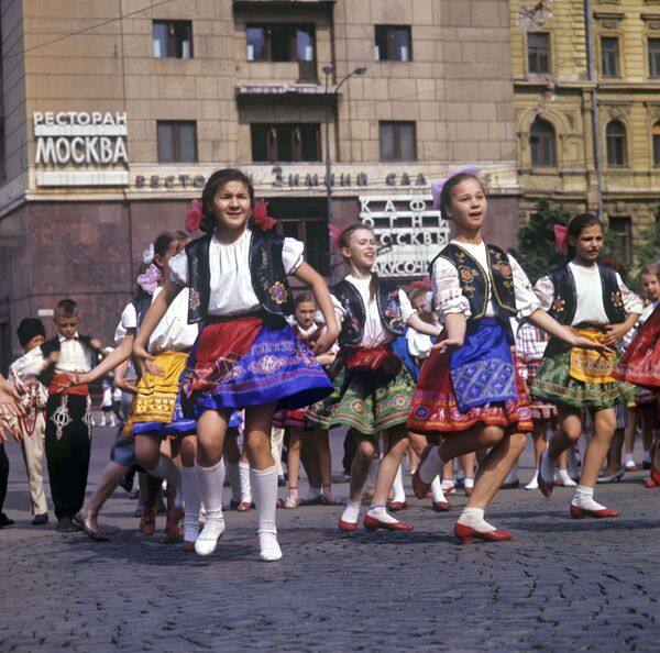 1967年少先隊員們在跳蘇聯民族舞蹈 - 俄羅斯衛星通訊社