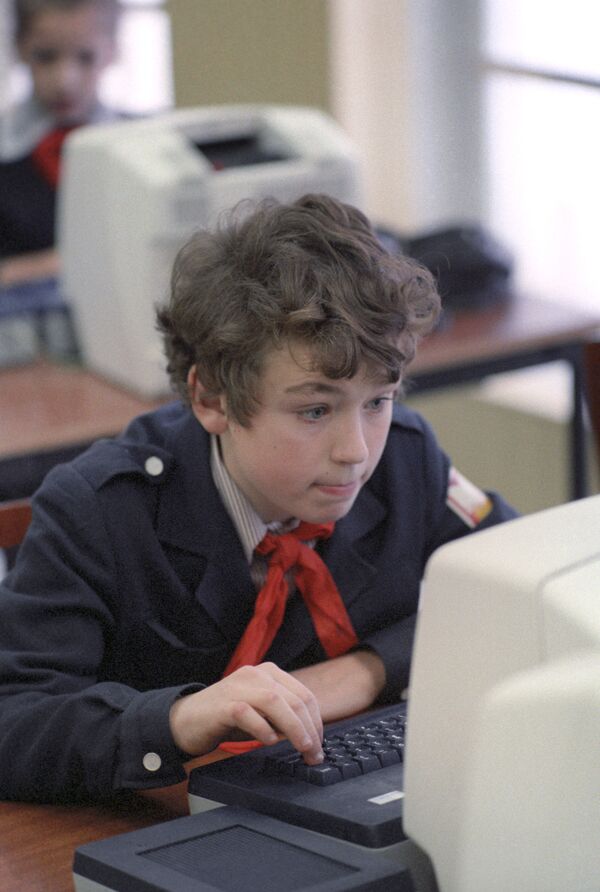 1986年蘇聯學生在計算機課上 - 俄羅斯衛星通訊社