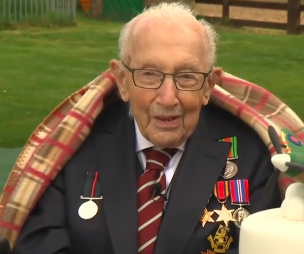 为抗疫募捐4千万美元的英老兵荣获骑士勋章 - 俄罗斯卫星通讯社