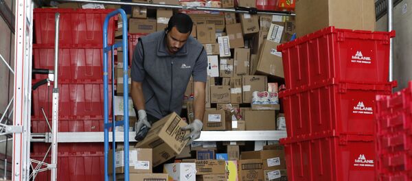 Мужчина получает товар - 俄罗斯卫星通讯社