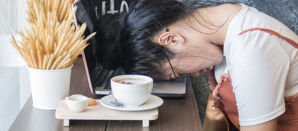 Уснувшая в кафе девушка  - 俄罗斯卫星通讯社