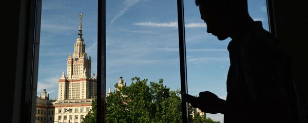 Вид на здание Московского государственного университета имени М.В. Ломоносова из ломоносовского корпуса. - 俄罗斯卫星通讯社