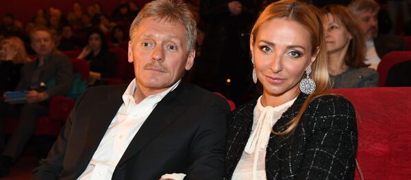 Пресс-секретарь президента РФ Дмитрий Песков и его супруга Татьяна Навка на премьере фильма Андрея Кончаловского Рай в Москве - 俄罗斯卫星通讯社