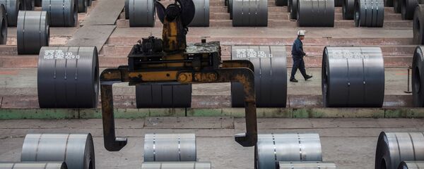 Рабочий проходит мимо стальных валков на Чунцинском металлургическом заводе в Чаншоу, Китай. - 俄罗斯卫星通讯社