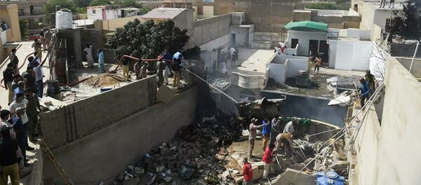 Спасатели на месте крушения самолета авиакомпании Пакистанские авиалинии в Карачи - 俄罗斯卫星通讯社