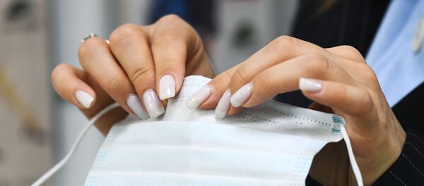 Девушка покупает медицинскую маску в аптеке Девушка покупает медицинскую маску в аптеке - 俄羅斯衛星通訊社