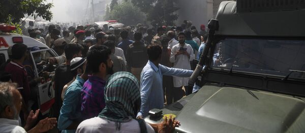 Спасатели и жители Карачи на месте крушения самолета Пакистанских авиалиний - 俄罗斯卫星通讯社