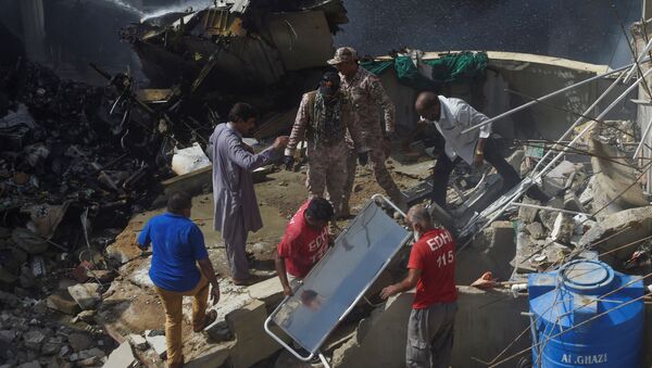 Спасатели на месте крушения самолета Пакистанских авиалиний в Карачи - 俄羅斯衛星通訊社