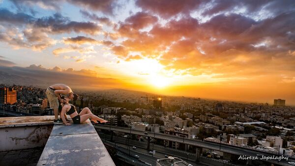 Iranian couple practicing parkour arrested for romantic rooftop photos - 俄羅斯衛星通訊社