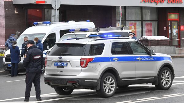 Сотрудники полиции у отделения Альфа-банка в центре Москвы, откуда поступило сообщение о захвате заложников - 俄羅斯衛星通訊社