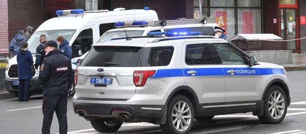 Сотрудники полиции у отделения Альфа-банка в центре Москвы, откуда поступило сообщение о захвате заложников Сотрудники полиции у отделения Альфа-банка в центре Москвы, откуда поступило сообщение о захвате заложников - 俄罗斯卫星通讯社