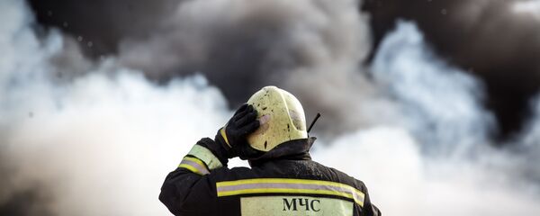 Сотрудник пожарно-спасательного подразделения МЧС - 俄罗斯卫星通讯社