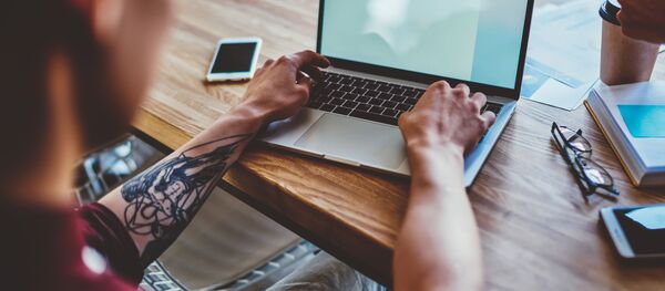 Мужчина с ноутбуком - 俄罗斯卫星通讯社