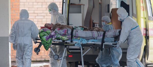 Медицинские работники транспортируют пациента на территории ФГБУ Федеральный клинический центр высоких медицинских технологий федерального медико-биологического агентства (ФМБА) в Химках. - 俄罗斯卫星通讯社