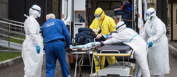 Бригада скорой помощи доставила пациента с подозрением на коронавирусную инфекцию в приемное отделение национального медицинского центра эндокринологии Минздрава России в Москве. - 俄罗斯卫星通讯社