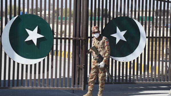 Пакистанский военный в маске на границе - 俄羅斯衛星通訊社