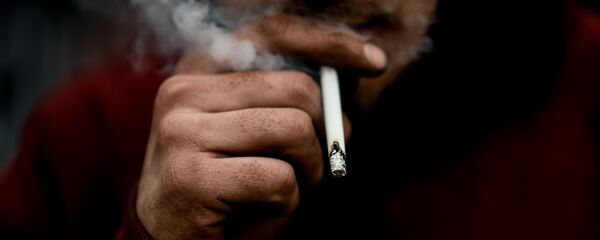 Мужчина курит сигарету - 俄羅斯衛星通訊社