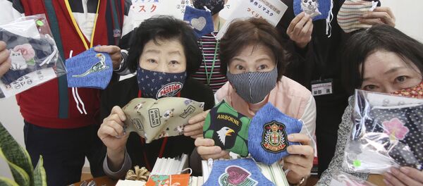 Разноцветные тканевые маски Разноцветные тканевые маски - 俄罗斯卫星通讯社