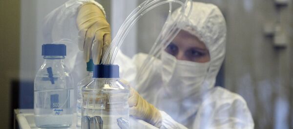 Сотрудник НИИ в лаборатории - 俄罗斯卫星通讯社