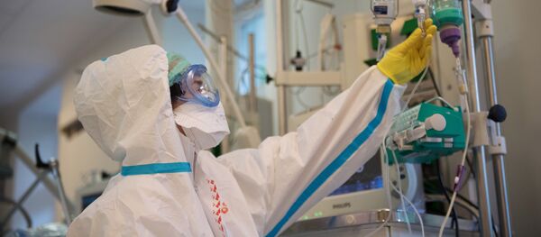 Медицинский работник возле кровати пациента - 俄罗斯卫星通讯社