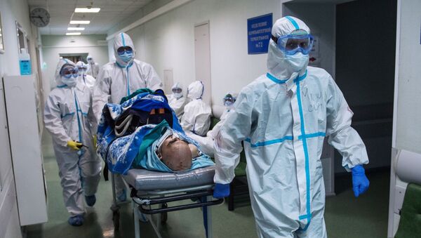 Медицинский работник возле кровати пациента - 俄羅斯衛星通訊社