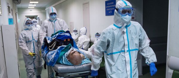 Медицинский работник возле кровати пациента Медицинский работник возле кровати пациента - 俄罗斯卫星通讯社