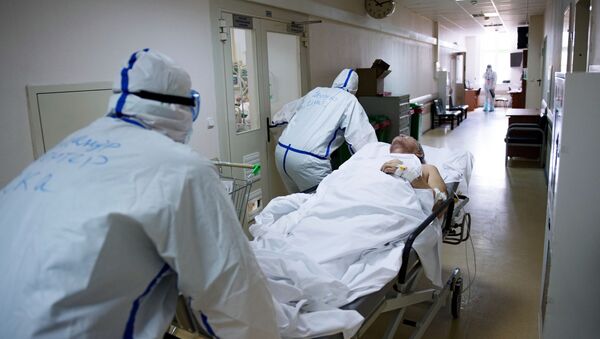 Медицинские работники транспортируют пациента на функциональной кровати в отделение реанимации и интенсивной терапии госпиталя COVID-19 в ГКБ No1 имени Н.И. Пирогова в Москве. - 俄罗斯卫星通讯社