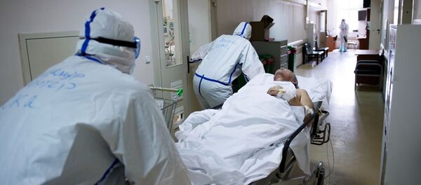 Медицинские работники транспортируют пациента на функциональной кровати в отделение реанимации и интенсивной терапии госпиталя COVID-19 в ГКБ No1 имени Н.И. Пирогова в Москве. - 俄羅斯衛星通訊社