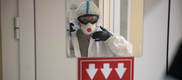 Медицинский работник в защитном костюме - 俄罗斯卫星通讯社