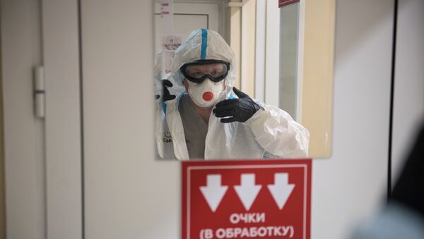 Медицинский работник в защитном костюме - 俄羅斯衛星通訊社