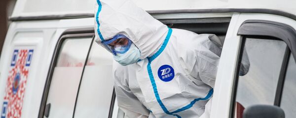 Медик у машины скорой помощи в карантинном центре в Коммунарке - 俄罗斯卫星通讯社