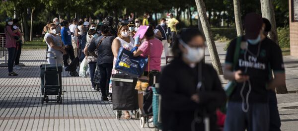 Очередь из людей за бесплатной едой в Мадриде. Очередь из людей за бесплатной едой в Мадриде. - 俄羅斯衛星通訊社