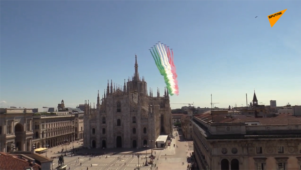意大利空軍殲擊機在天空畫出國旗 - 俄羅斯衛星通訊社