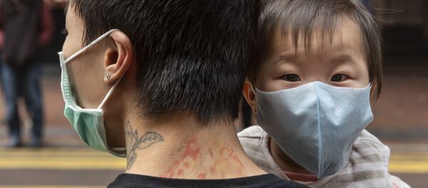 Ребенок в защитной маске Ребенок в защитной маске - 俄罗斯卫星通讯社