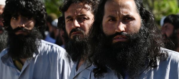 Заключенные талибы во время их освобождения из тюрьмы Баграм, Афганистан - 俄罗斯卫星通讯社