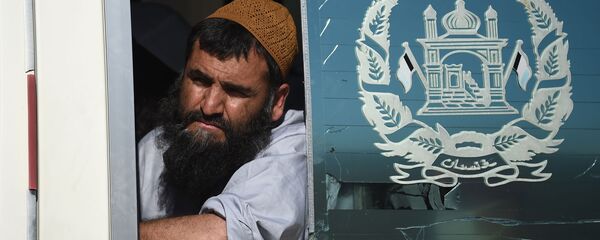 Талиб смотрит из автобуса во время после освобождения из тюрьмы Баграм, Афганистан - 俄羅斯衛星通訊社