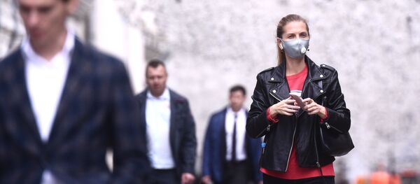 Девушка в защитной маске на Никольской улице в Москве. - 俄罗斯卫星通讯社