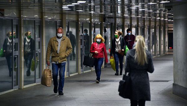 Люди в подземном переходе в Москве во время режима самоизоляции жителей - 俄羅斯衛星通訊社