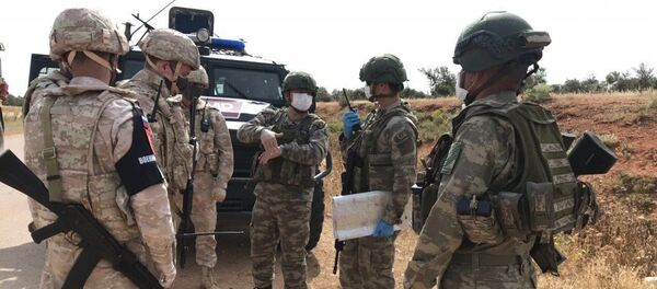 Российские и турецкие военные проводят патрулирование трассы М-4 в Сирии.  - 俄羅斯衛星通訊社