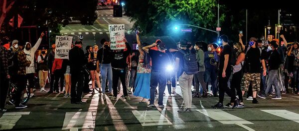 Демонстранты блокируют движение во время акции протеста связанной со смертью Джорджа Флойда Демонстранты блокируют движение во время акции протеста связанной со смертью Джорджа Флойда - 俄罗斯卫星通讯社