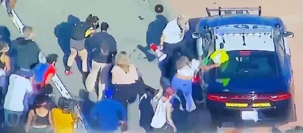 非裔美国人死亡事件继续发酵 抗议者阻塞洛杉矶一公路 非裔美国人死亡事件继续发酵 抗议者阻塞洛杉矶一公路 - 俄罗斯卫星通讯社