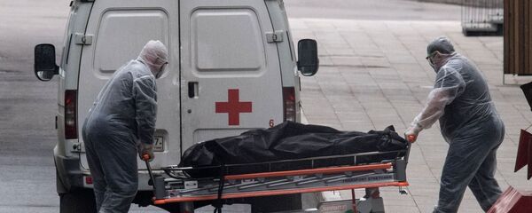 Медицинские работники перевозят тело умершего на территории карантинного центра в Коммунарке - 俄羅斯衛星通訊社