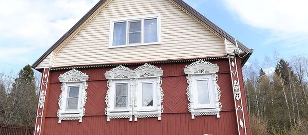 Женщина, находящаяся на самоизоляции из-за коронавируса на даче - 俄罗斯卫星通讯社