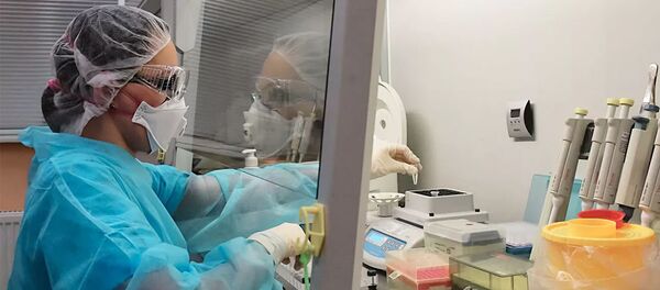  Сотрудник лаборатории ФБУЗ 'Центр гигиены и эпидемиологии в Санкт-Петербурге во время тестирования проб на коронавирус - 俄罗斯卫星通讯社