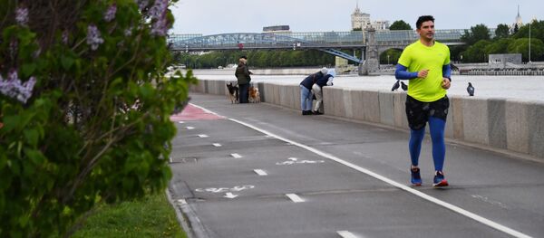 Люди на Фрунзенской набережной в Москве Люди на Фрунзенской набережной в Москве - 俄罗斯卫星通讯社