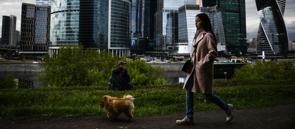 Девушка во время прогулки с собакой на набережной Тараса Шевченко в Москве - 俄羅斯衛星通訊社