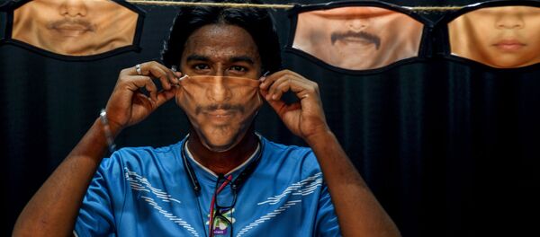 Мужчина с самодельными масками в Ченнае, Индия Мужчина с самодельными масками в Ченнае, Индия - 俄罗斯卫星通讯社