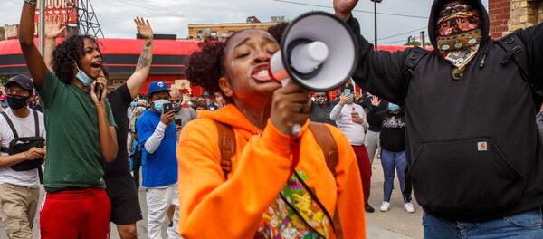 Протестующие возле 3-го полицейского участка в Миннеаполисе, США - 俄羅斯衛星通訊社