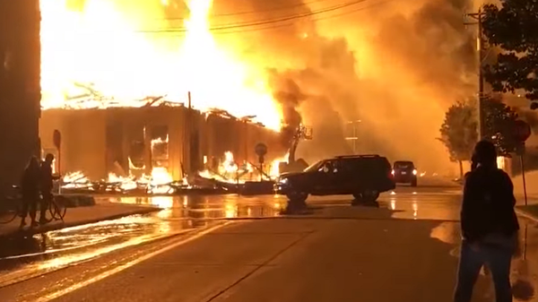 媒体：爆发抗议活动的明尼阿波利斯市中心一栋建筑起火 - 俄罗斯卫星通讯社